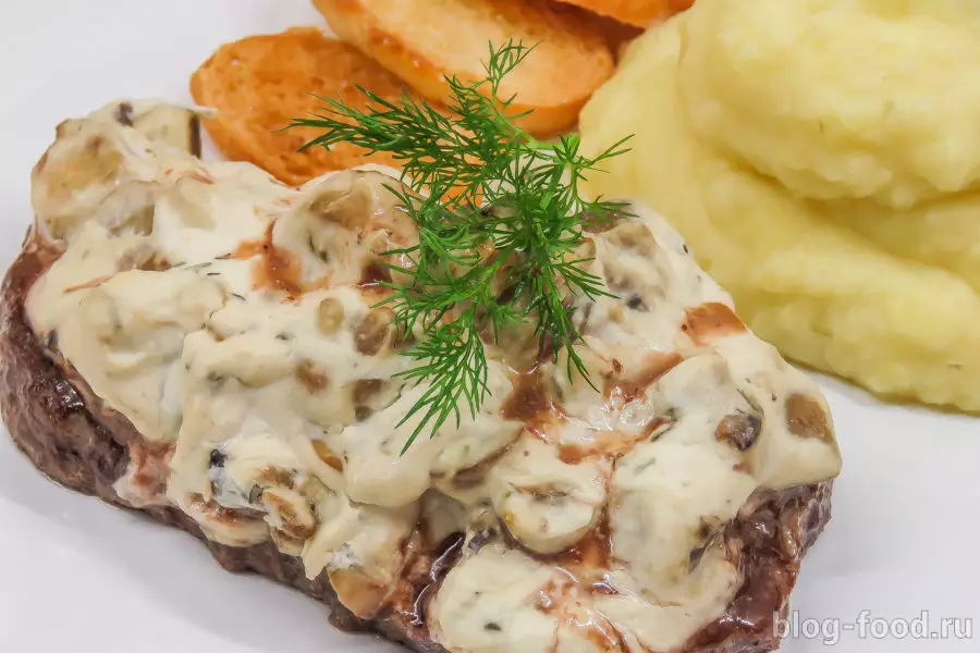 Мясо, запеченное в сливках с грибами