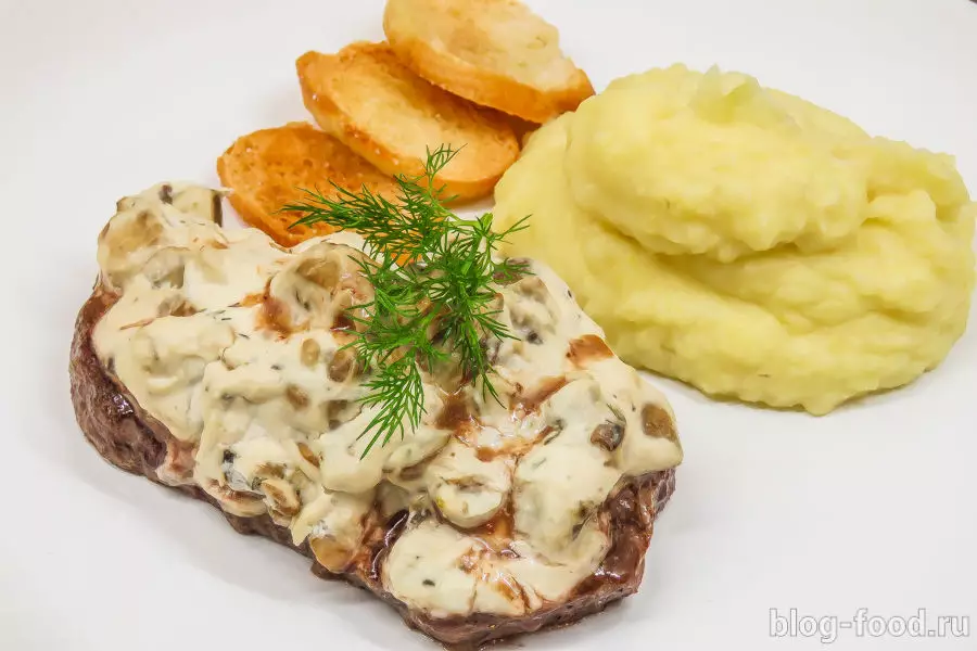 Мясо, запеченное в сливках с грибами