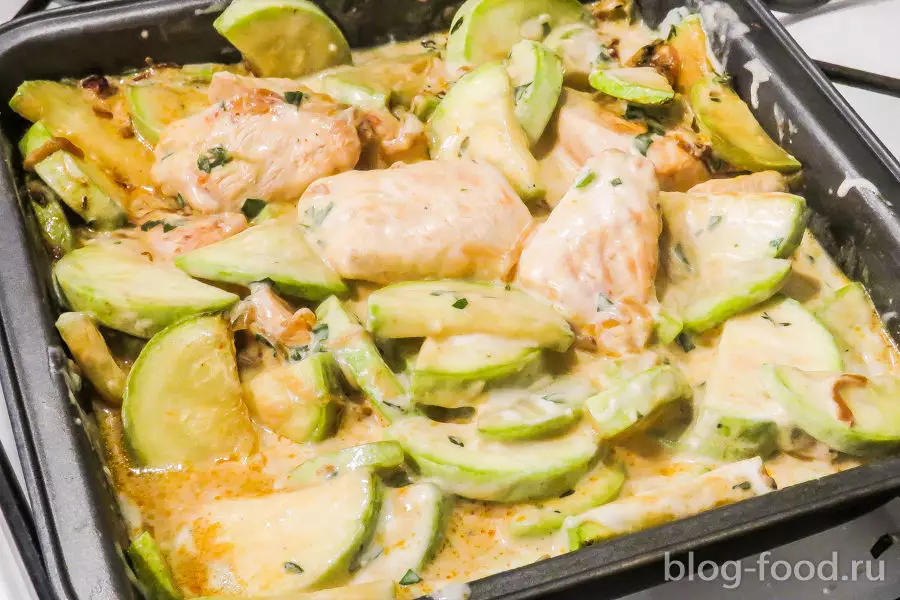 Курица с кабачками в сливочном соусе