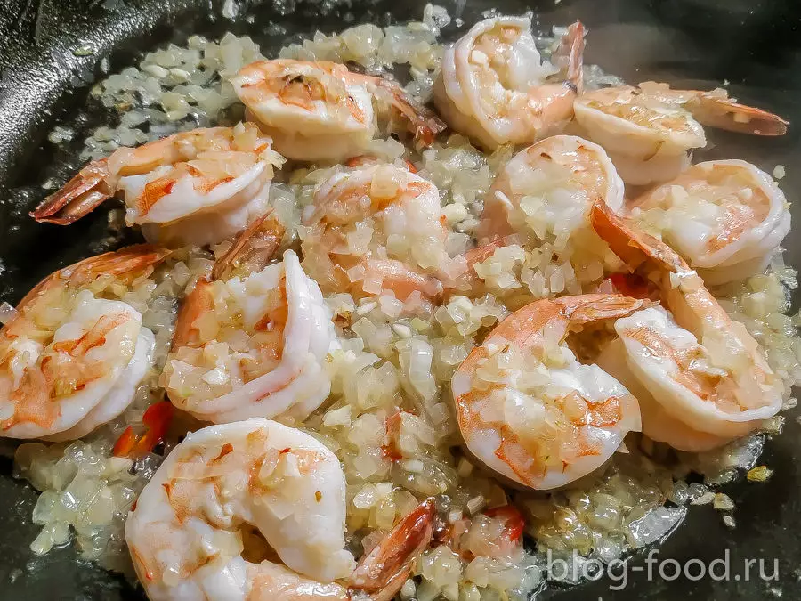Фарфалле с креветками и руколой