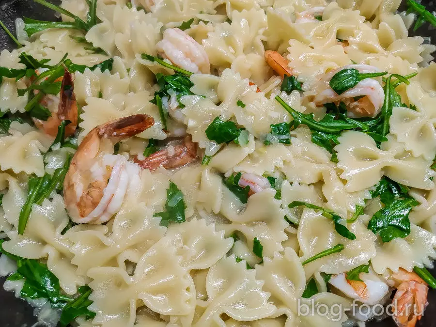 Фарфалле с креветками и руколой