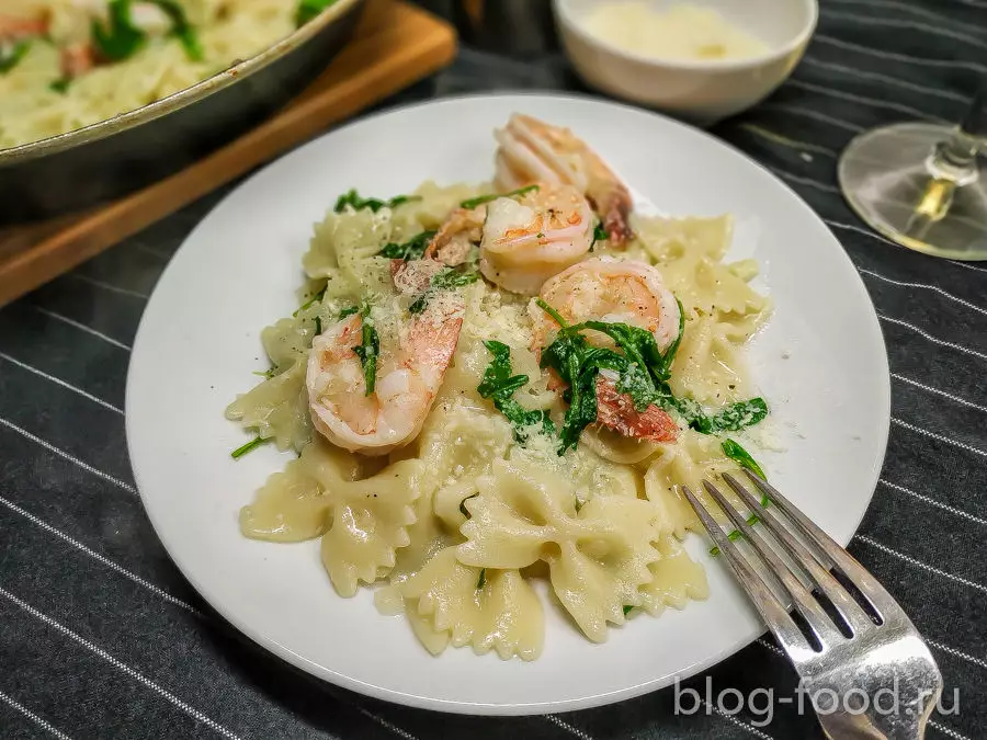 Фарфалле с креветками и руколой