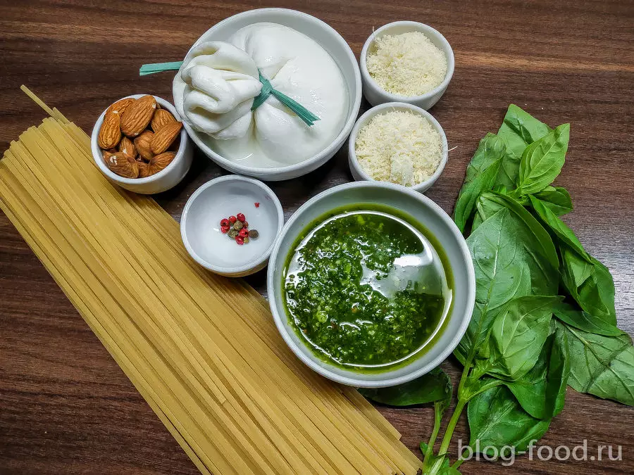 Паста с песто, орехами и сыром буррата