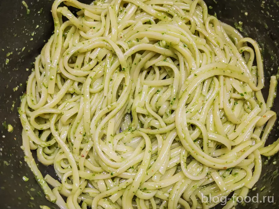 Паста с песто, орехами и сыром буррата