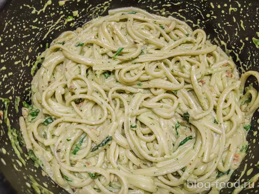 Паста с песто, орехами и сыром буррата