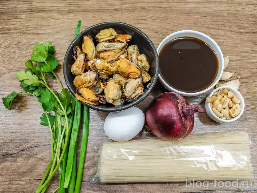 Лапша с мидиями, арахисом и кинзой