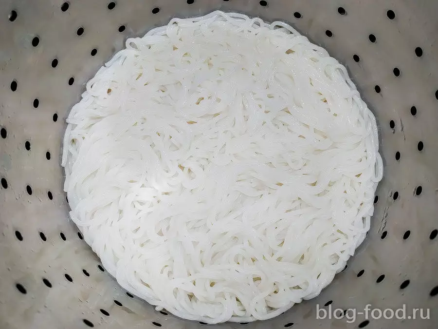 Лапша с мидиями, арахисом и кинзой
