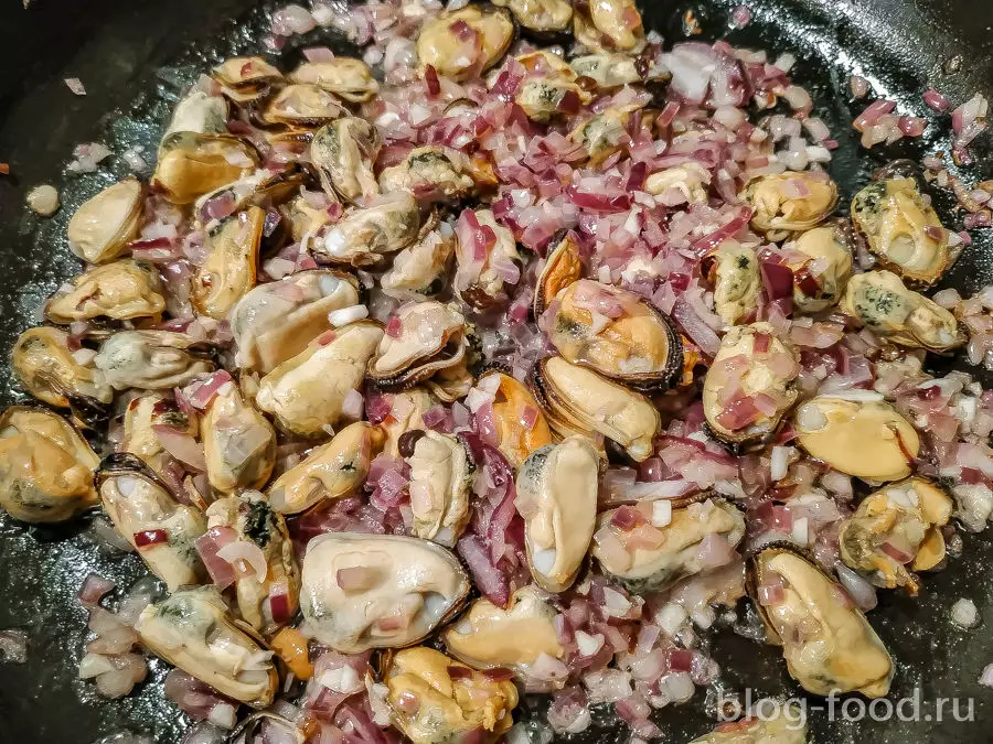 Лапша с мидиями, арахисом и кинзой