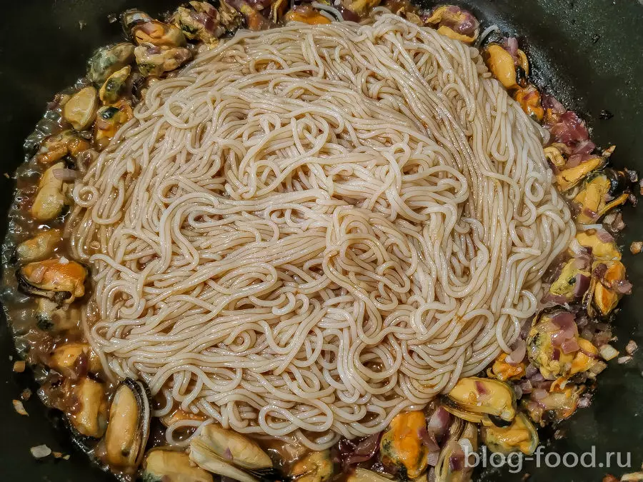 Лапша с мидиями, арахисом и кинзой