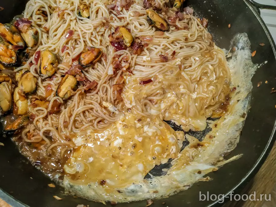Лапша с мидиями, арахисом и кинзой