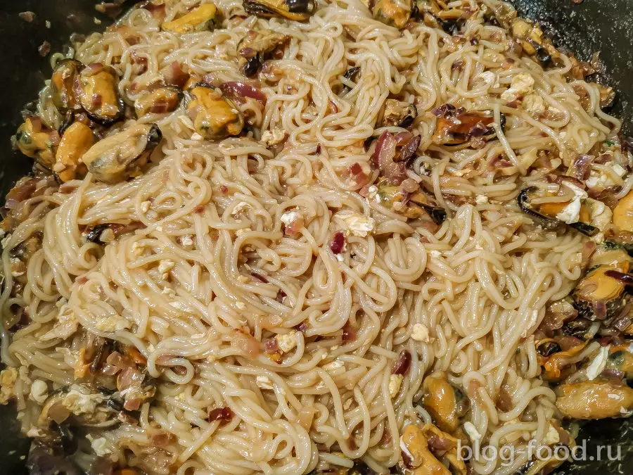 Лапша с мидиями, арахисом и кинзой