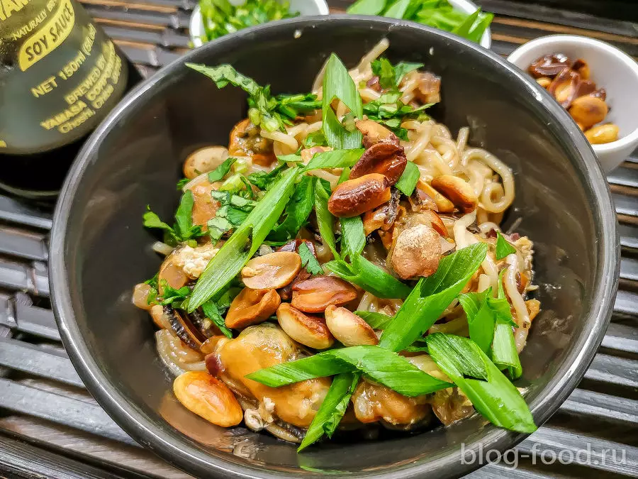 Лапша с мидиями, арахисом и кинзой