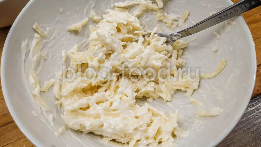 Мясо под майонезом с помидорами и сыром
