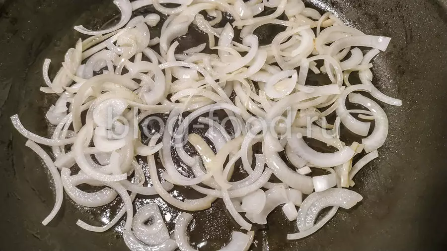 Мясо под майонезом с помидорами и сыром