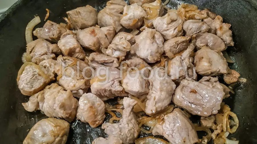 Мясо под майонезом с помидорами и сыром