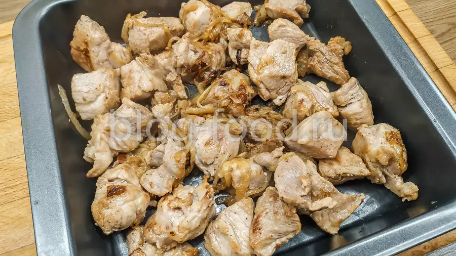 Мясо под майонезом с помидорами и сыром