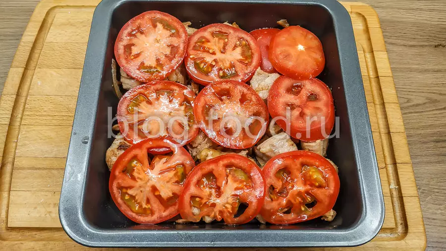 Мясо под майонезом с помидорами и сыром