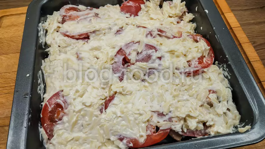 Мясо под майонезом с помидорами и сыром