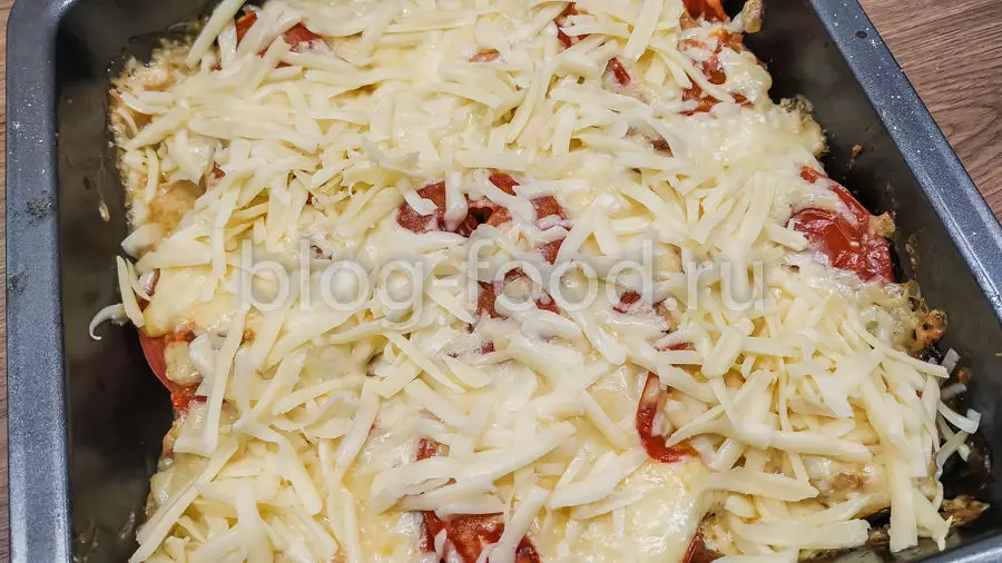 Мясо под майонезом с помидорами и сыром