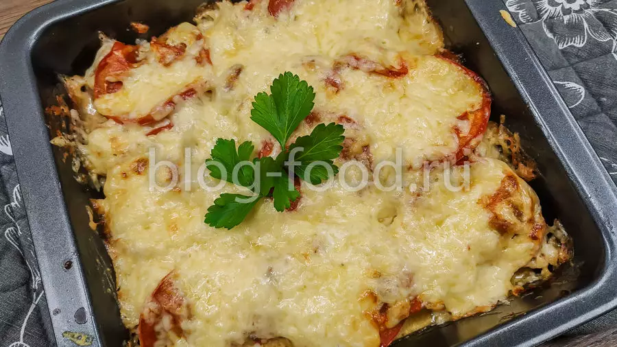 Мясо под майонезом с помидорами и сыром