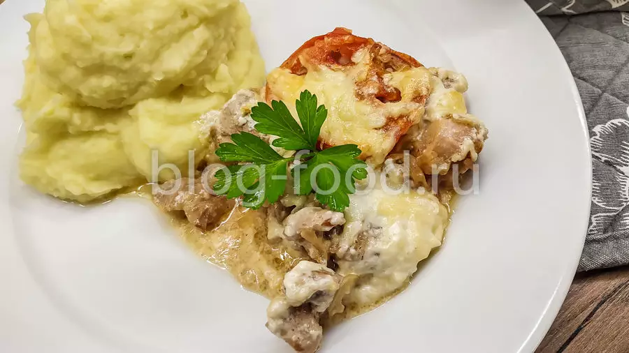 Мясо под майонезом с помидорами и сыром