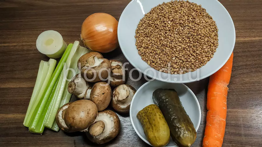 Гречка с грибами и луком в горшочках