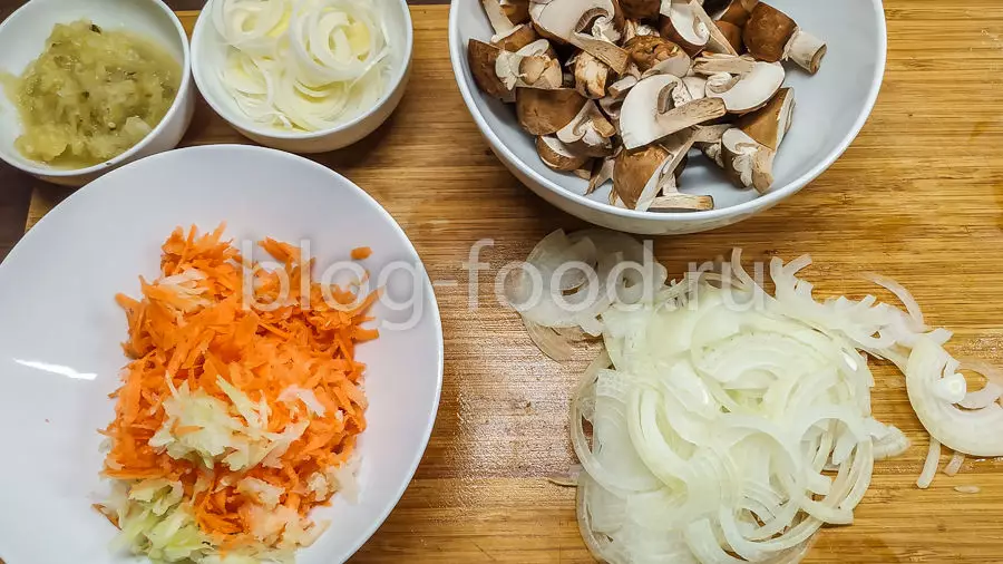 Гречка с грибами и луком в горшочках