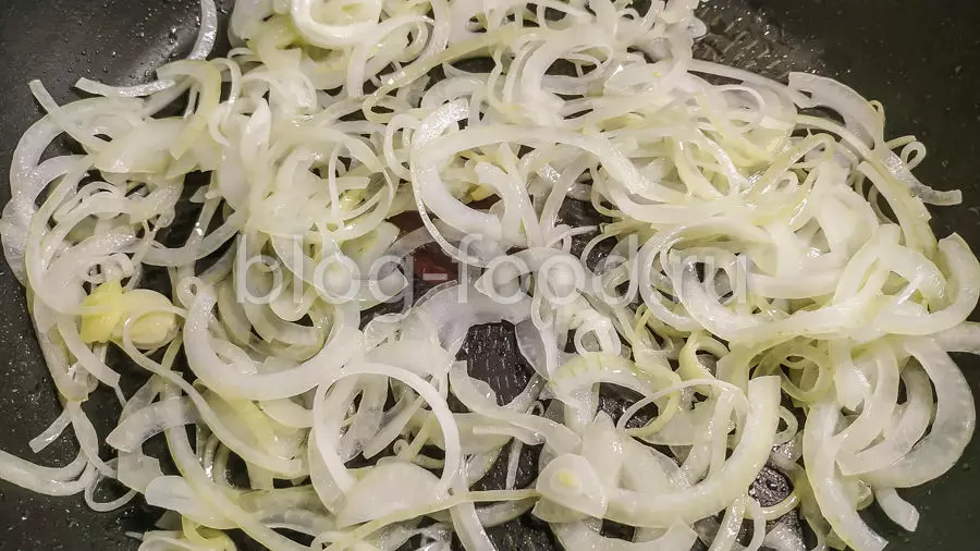 Гречка с грибами и луком в горшочках