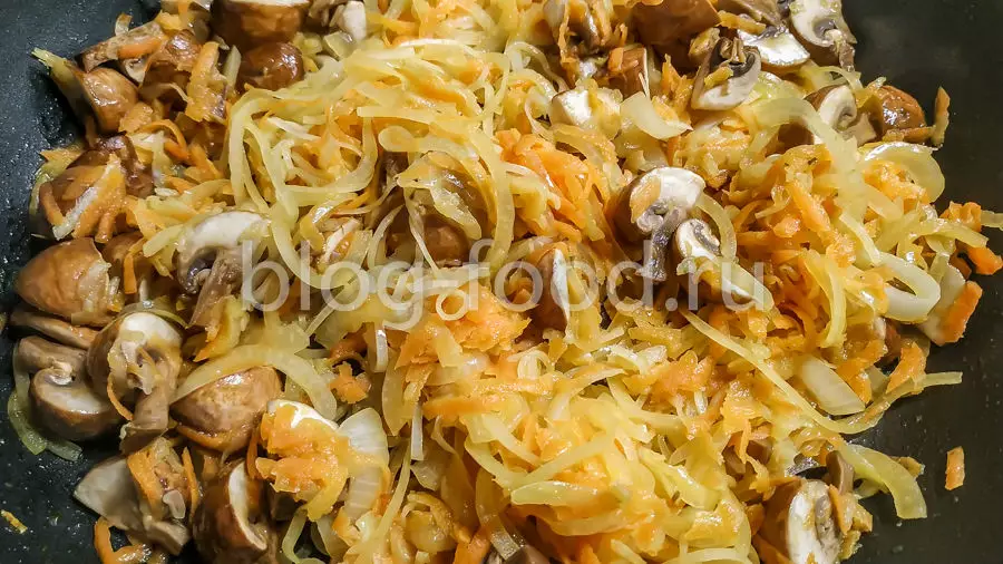 Гречка с грибами и луком в горшочках