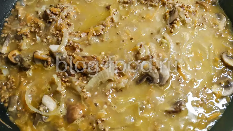 Гречка с грибами и луком в горшочках