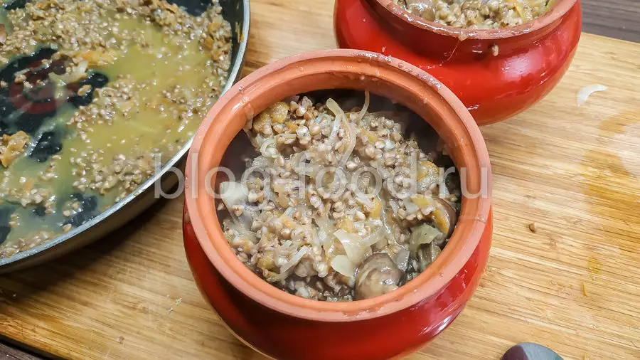 Гречка с грибами и луком в горшочках