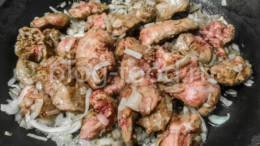 Куриная печёнка в сметанном соусе
