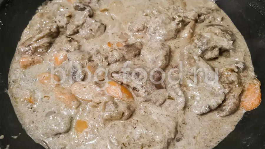 Куриная печёнка в сметанном соусе