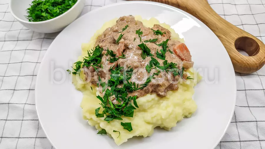 Куриная печёнка в сметанном соусе