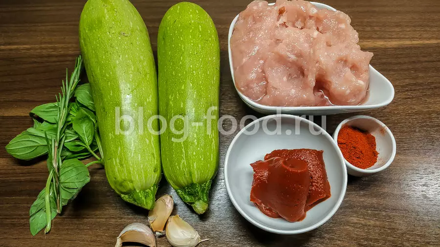 Фаршированные кабачки в томатном соусе