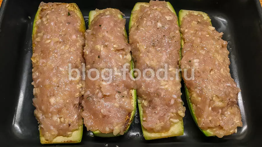 Фаршированные кабачки в томатном соусе