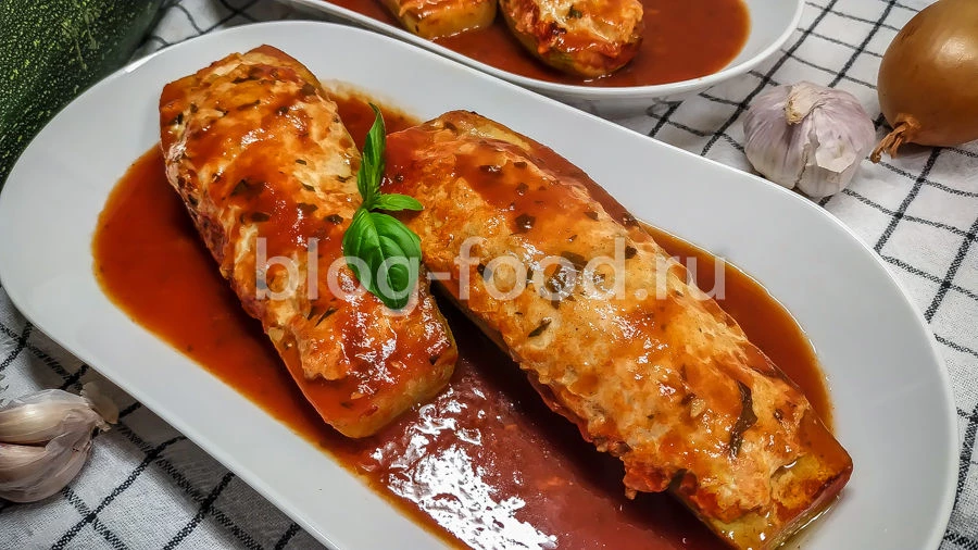 Кабачки, фаршированные курицей и грибами