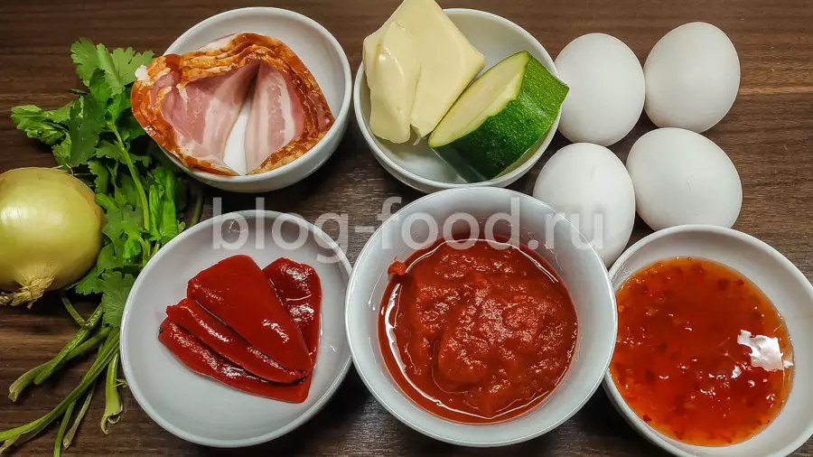 Шакшука с беконом и сыром