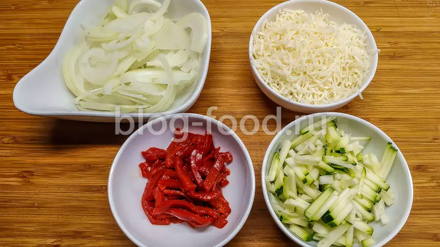 Шакшука с беконом и сыром