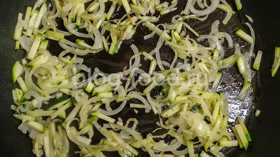 Шакшука с беконом и сыром
