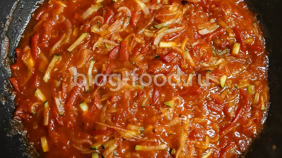 Шакшука с беконом и сыром