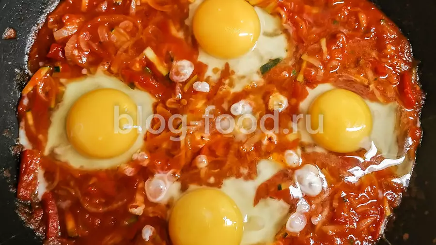 Шакшука с беконом и сыром