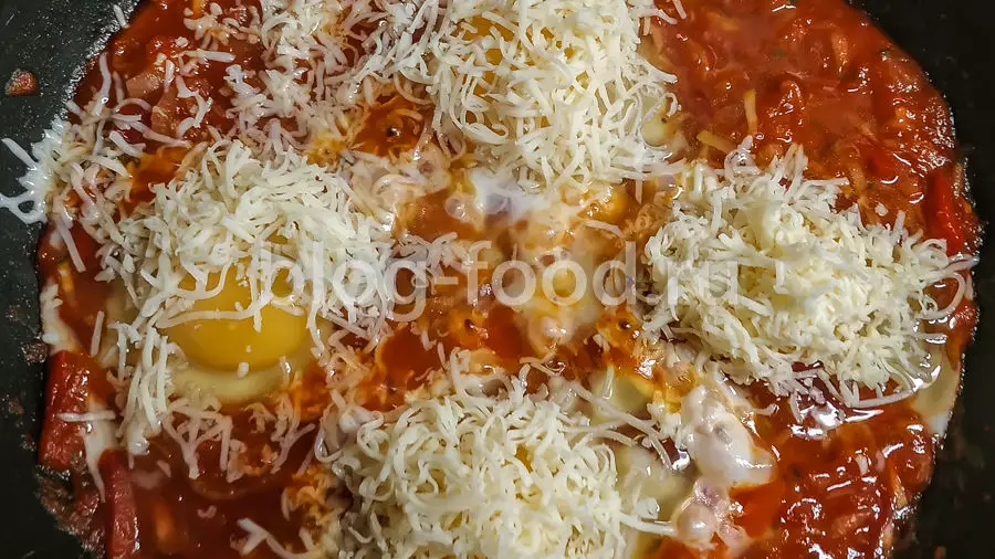 Шакшука с беконом и сыром