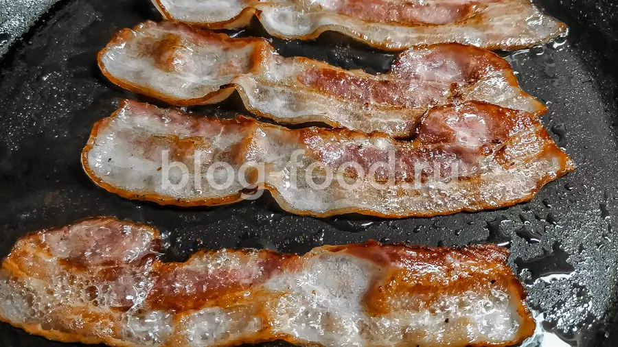 Шакшука с беконом и сыром