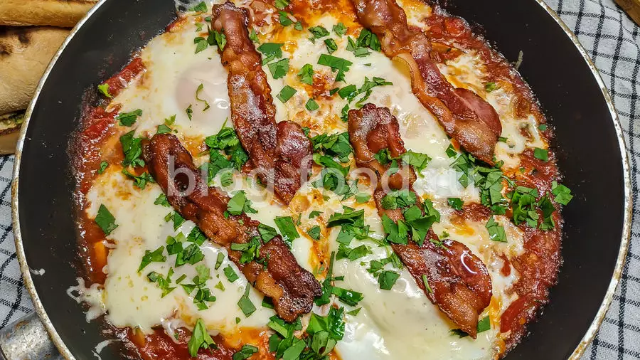 Шакшука с беконом и сыром