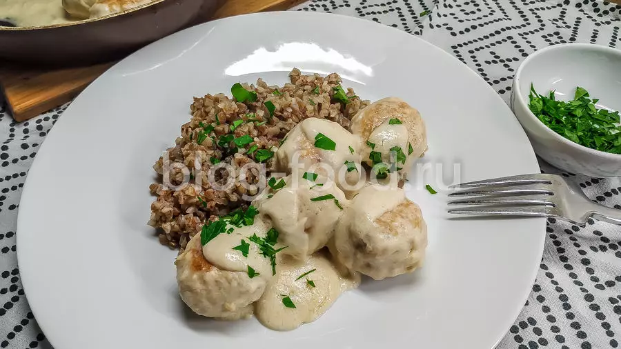 Куриные фрикадельки в сливочном соусе