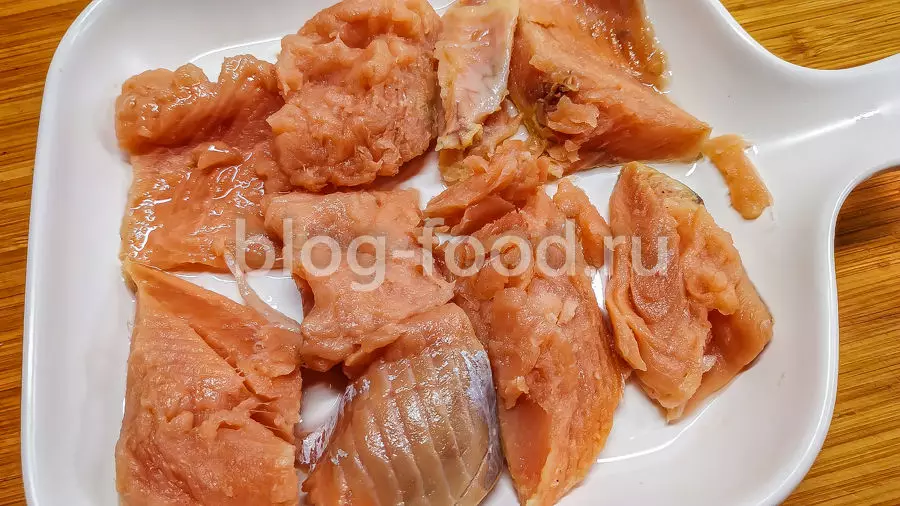 Рыба под овощами и сыром в духовке