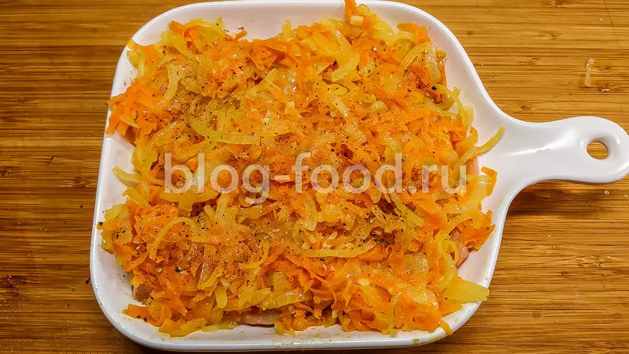 Рыба под овощами и сыром в духовке