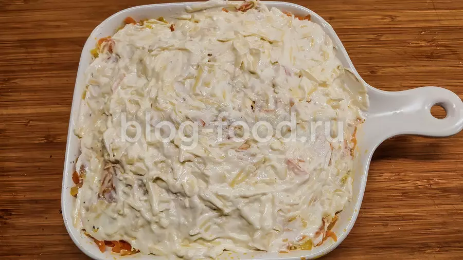 Рыба под овощами и сыром в духовке