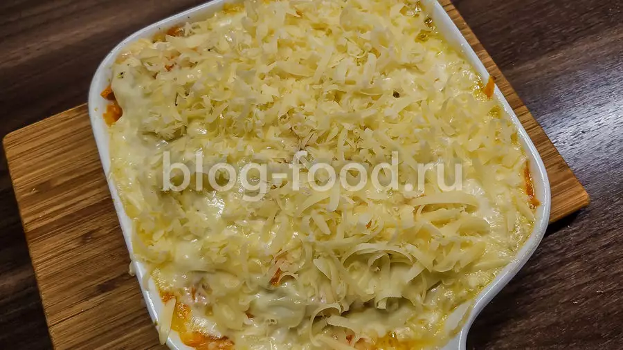 Рыба под овощами и сыром в духовке